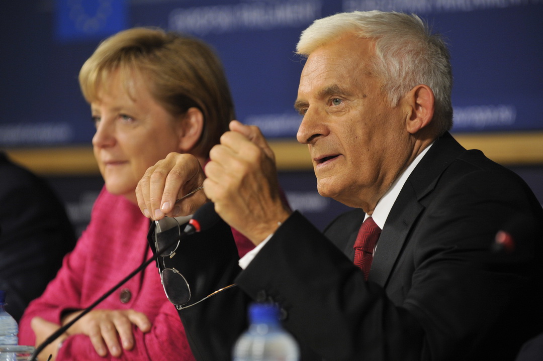 2-jerzy-buzek-merkelC0DF3997-49FB-8D3A-BE01-467C95F165C1.jpg